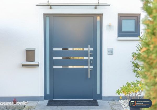 Puerta de aluminio de seguridad para entrada a vivienda en Murcia