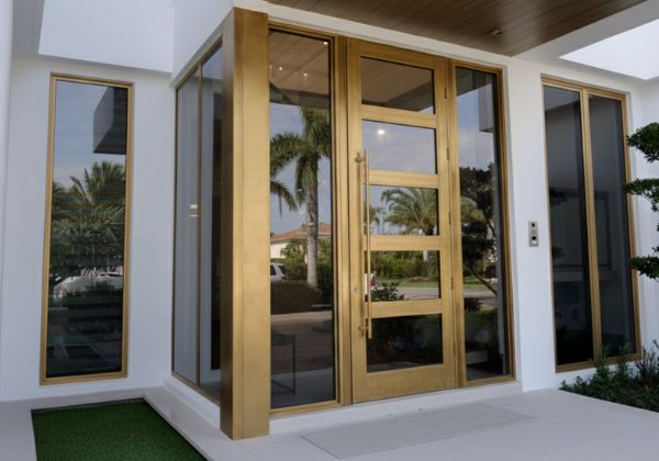 Puerta de aluminio exterior para entrada de vivienda en Murcia